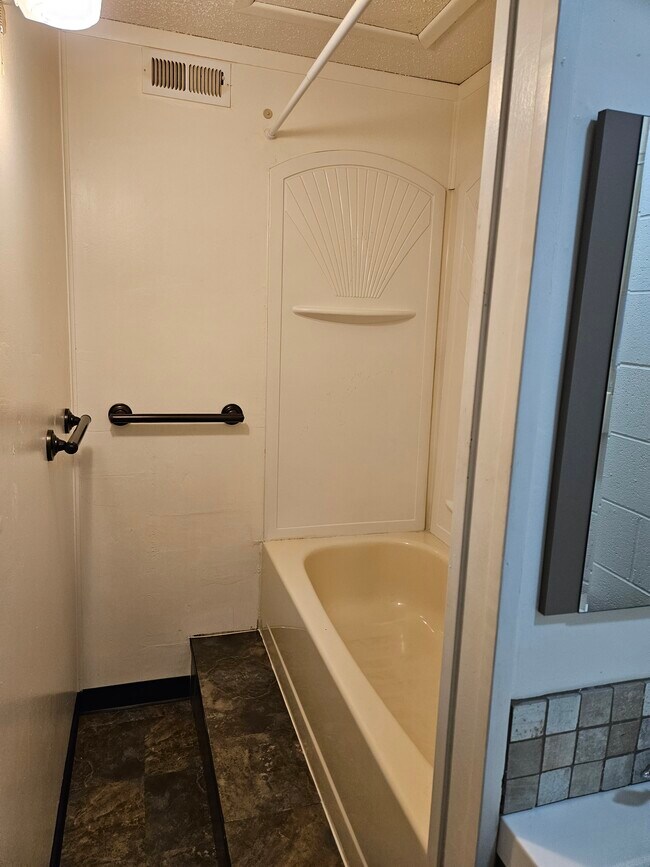 Building Photo - 204 8th St