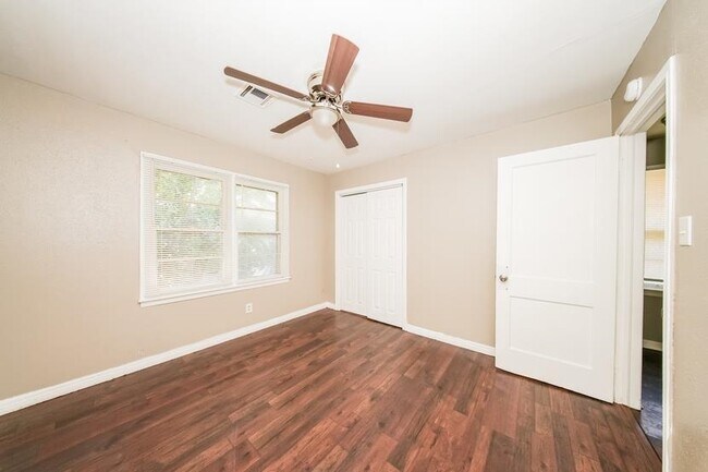 Building Photo - 2204 NW Denver Ave