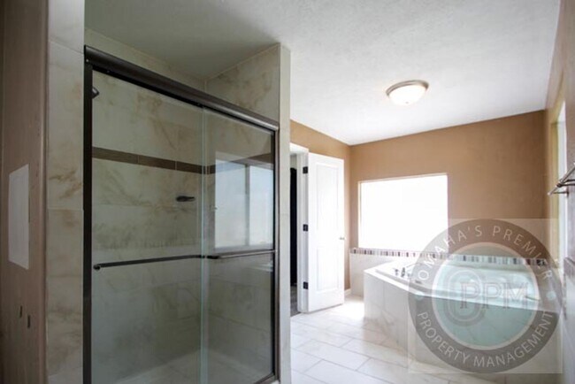 Building Photo - Huge 4-bedroom, 4-bath home