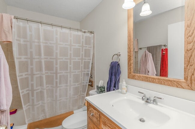 Building Photo - 222 Virginia 3 bed 2 bath apartment in historic Cathedral Hill neighborhood
