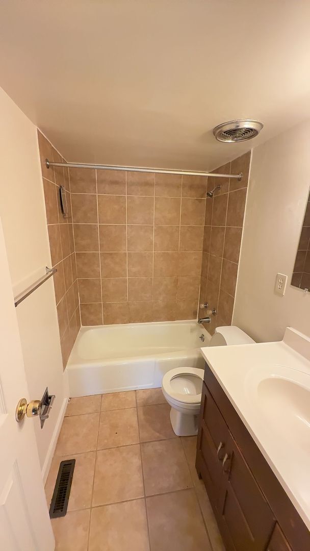 Building Photo - August 2026/2027 Loyola off-campus  2bd/2ba Homeland Southway Condo w/ CAC & more! - Available 8/9