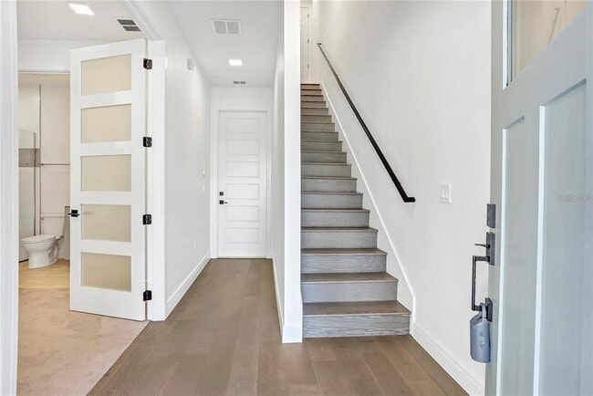 Building Photo - 212 E Pineloch Ave