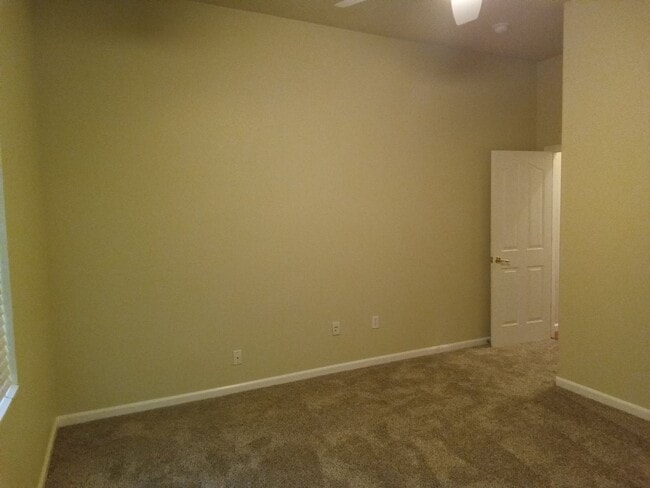 Building Photo - Gated: Single Story Heritage Oaks 3 Bedroom Plus Office/Den 3 Car Garage with lots of built in fo...