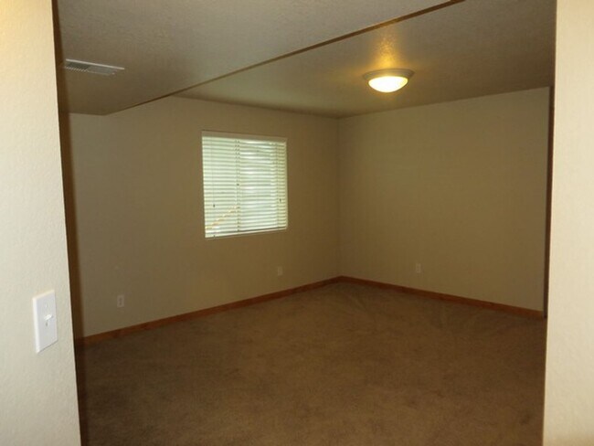 Building Photo - Spacious 5 bedroom home in Hunters Glen