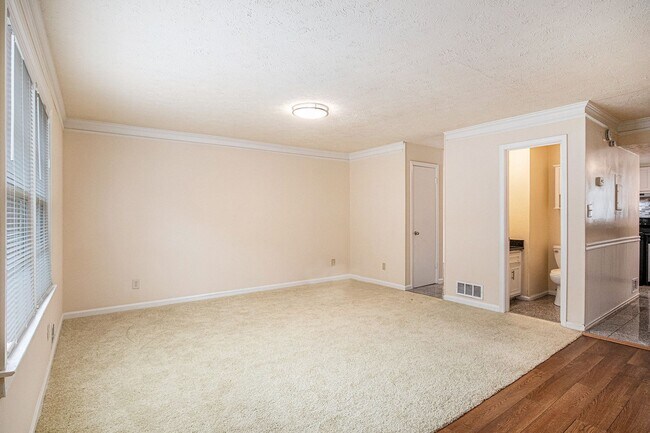 Building Photo - Spacious 3BR/2.5BA Townhouse in the Heart ...