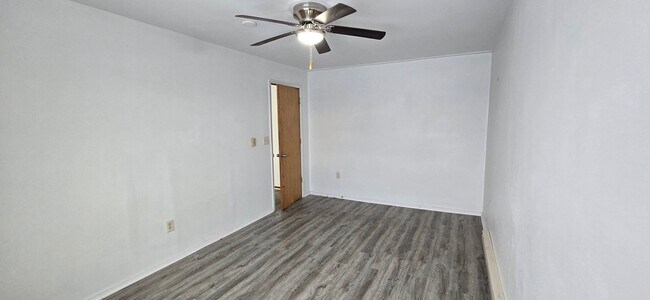 Building Photo - 1127 Dillingham Ave