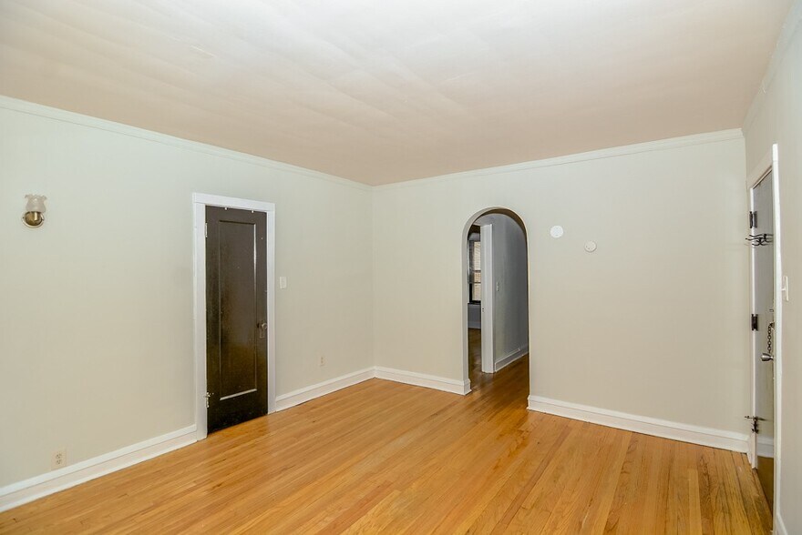 Building Photo - 2111 W Ainslie St