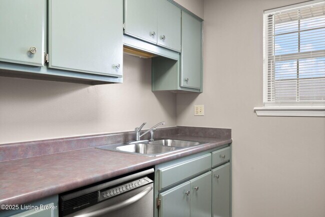 Building Photo - 703 Victoria Ct