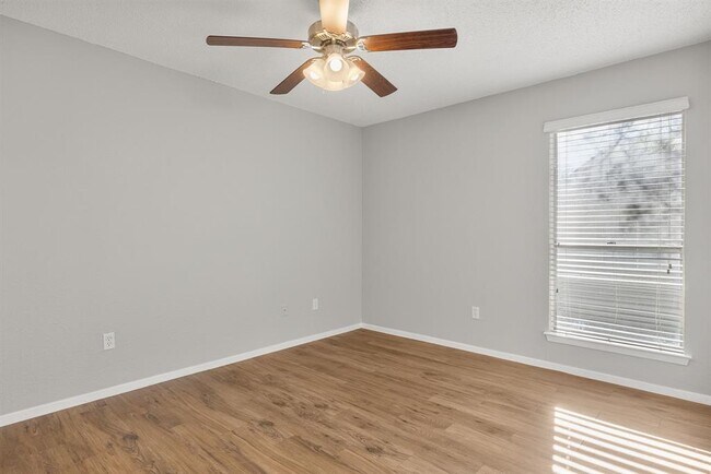 Building Photo - 413 Country Aire Dr