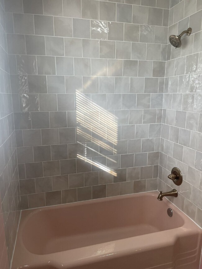 Building Photo - Two bedroom 1 bath next to campus!