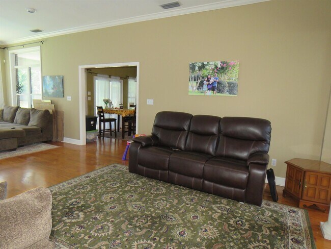 Building Photo - 8113 Glenmore Dr