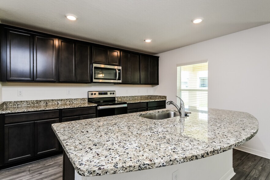 Building Photo - 1375 Swan Lake Cir