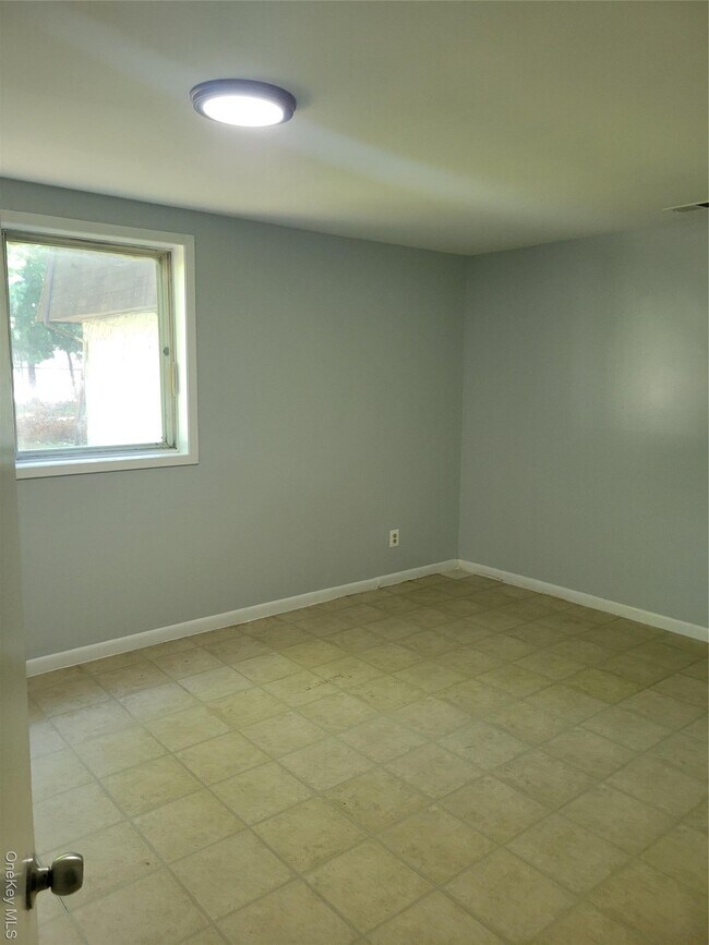 Building Photo - 240 Schutt Rd