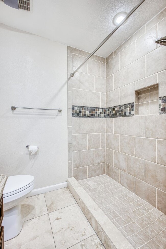 Building Photo - Beautiful House with 4 bed - 2 baths - office & covered big Jacuzzi