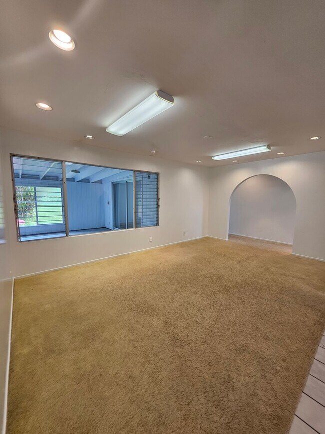 Building Photo - Beautiful 4 Bedroom 2 Bath House