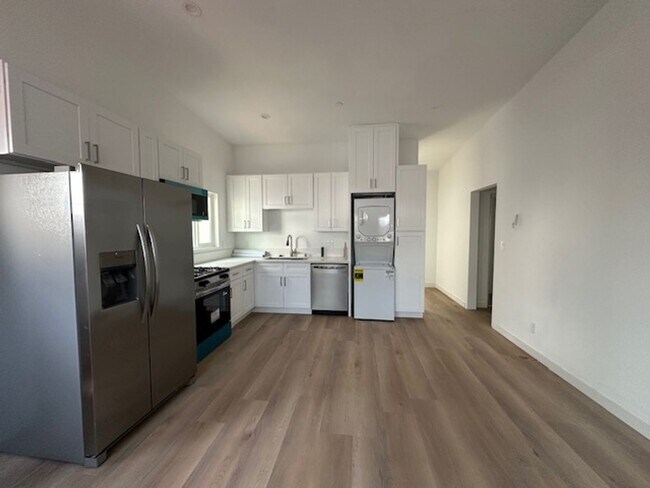 Building Photo - Looking for comfort, privacy, and modern l...