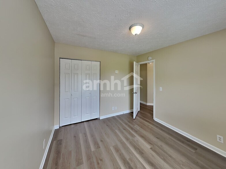 Building Photo - 3000 S Waterford Ct