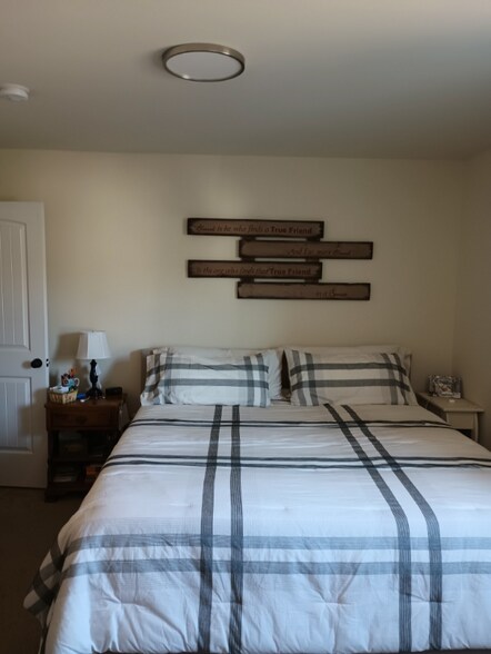 Building Photo - 744 Farmwood Ln