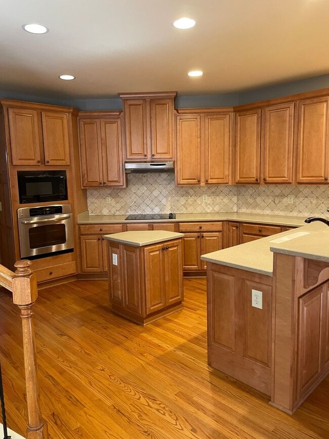 Building Photo - Large Home in Bishop Farms