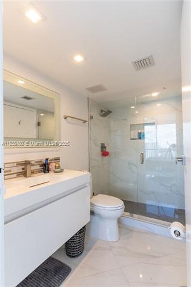 Building Photo - 7601 E Treasure Dr