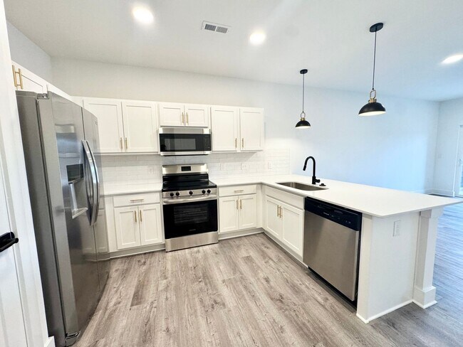 Building Photo - Beautiful NEW 1-Bed, 1- Bath Apartment in Rock Hill!