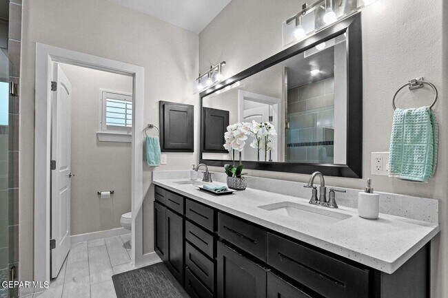 Building Photo - 2621 Maria Casas St