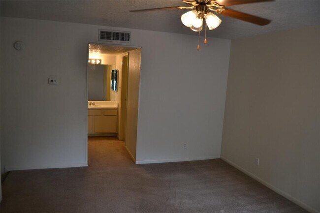 Building Photo - 2021 Spenwick Dr