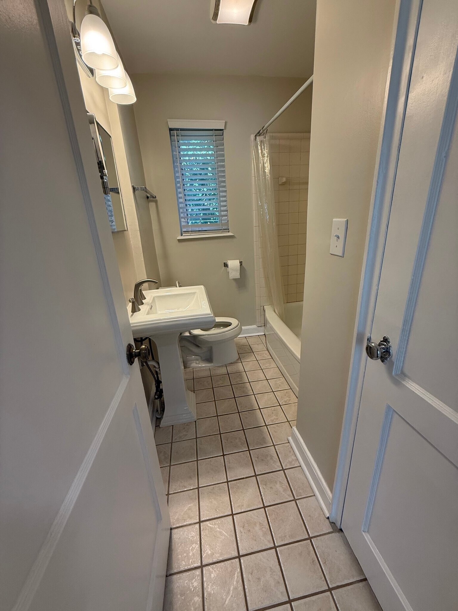 Building Photo - 2625 Greenbrier Rd