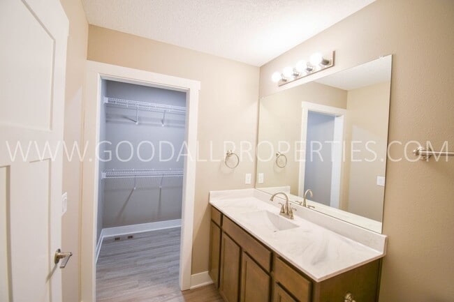 Building Photo - 3 Bedroom 2 Bathroom 2 Car garage in De Soto.