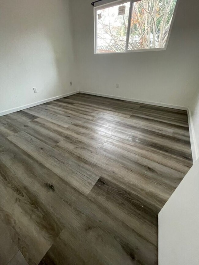 Building Photo - 2-Bedroom, 1-Bath Duet in Union City