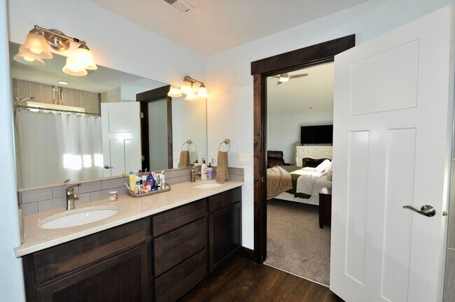 Building Photo - Canfield Mountain 3 bed 2.5 bath with loft...