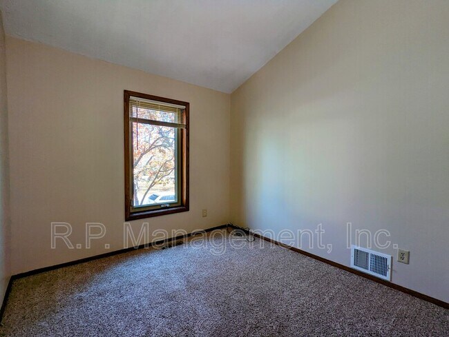 Building Photo - 9203 Ranchview Ln N