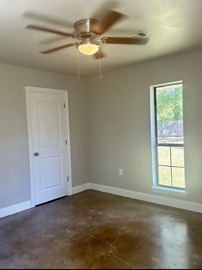 Building Photo - Single Family Home.  Available Now!