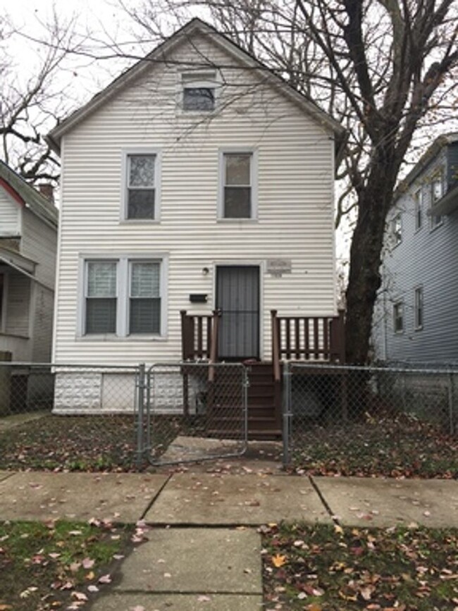 Building Photo - 3BR/2B house with backyard ($350 Move-in f...