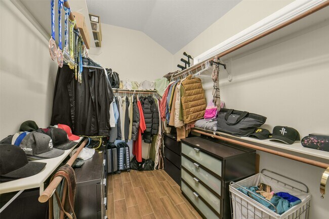 Building Photo - 1122 Wellshire Dr