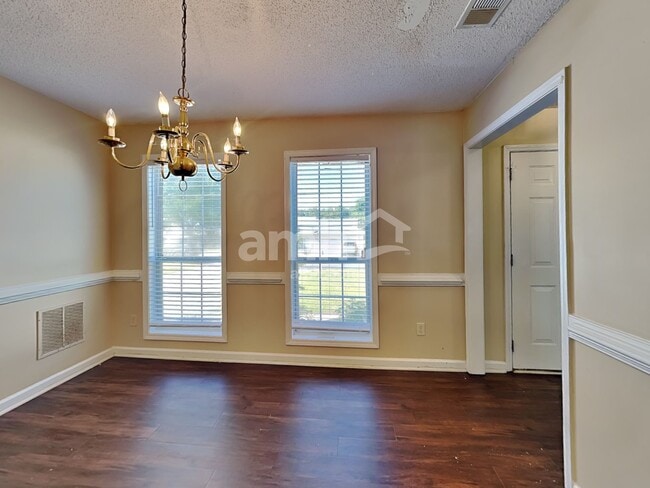 Building Photo - 1319 Vine Cir