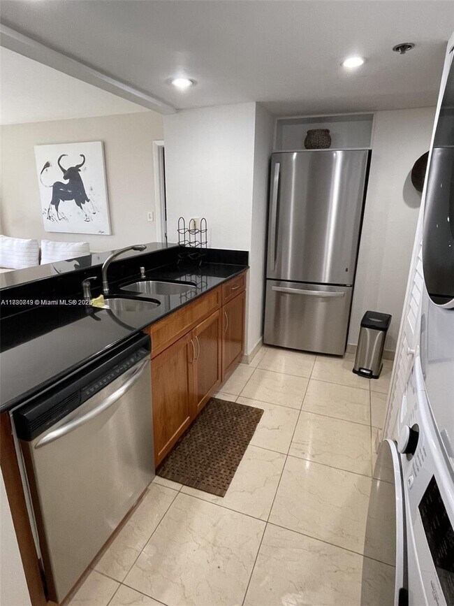 Building Photo - 540 Brickell Key Dr
