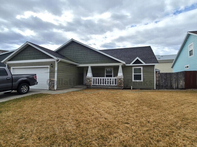 Building Photo - 3 Bedroom 2 Bathroom Home