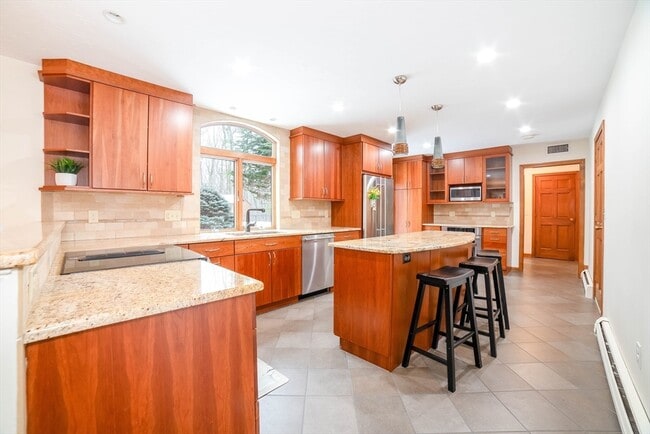 Building Photo - 160 Floral St