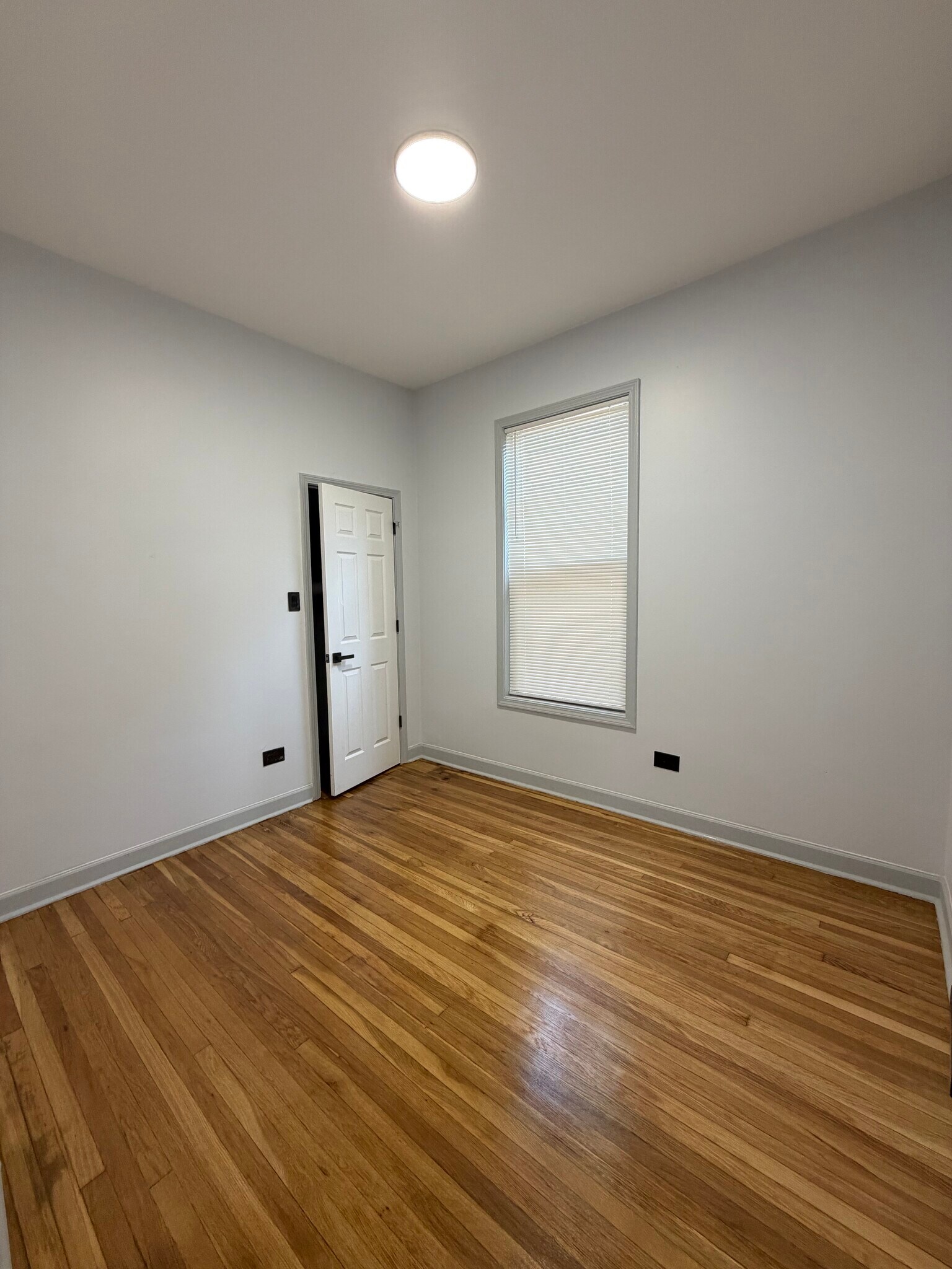 Building Photo - 358 E 70th Pl