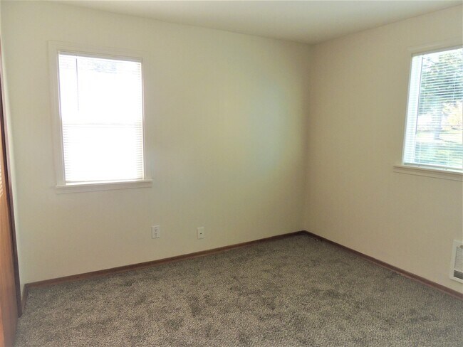 Building Photo - $1,900 – 2 Bed / 2 Bath Home with Fenced Yard, Fireplace, and Garage