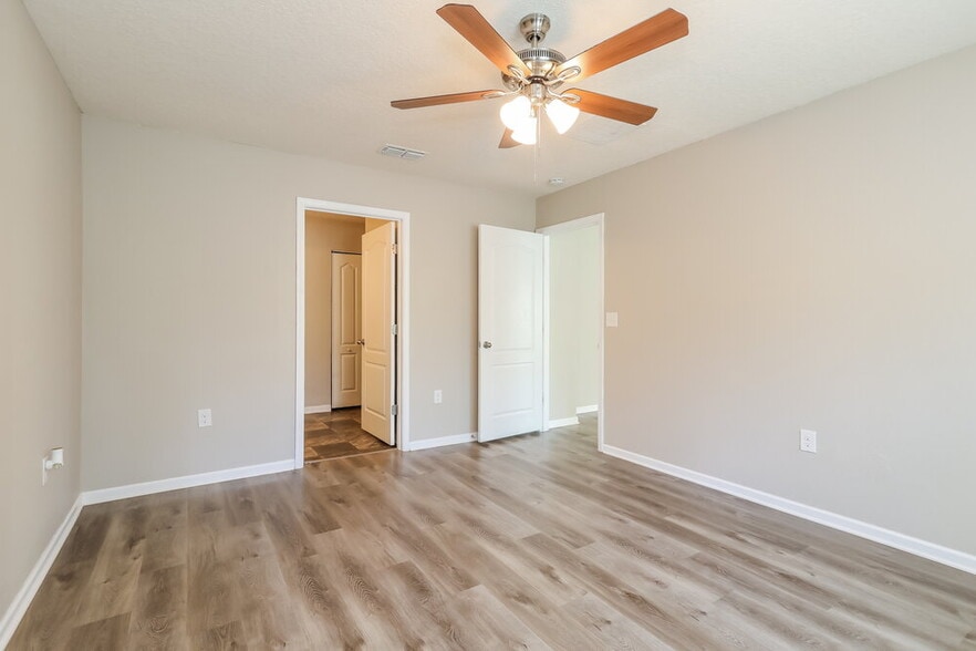 Building Photo - 11454 Carson Lake Dr