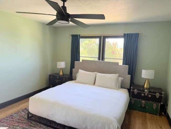 Building Photo - Furnished 3 Bedroom Downtown Home On Corne...