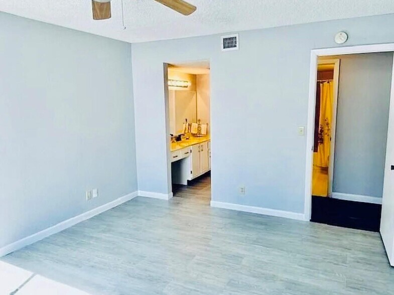 Building Photo - 9733 Westview Dr