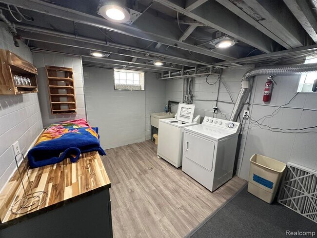 Building Photo - 1455 Oakland Ct
