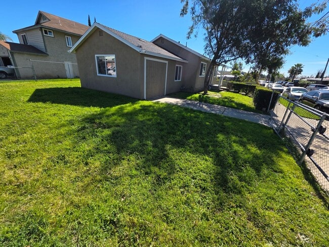 Building Photo - LOOKS JUST LIKE NEW