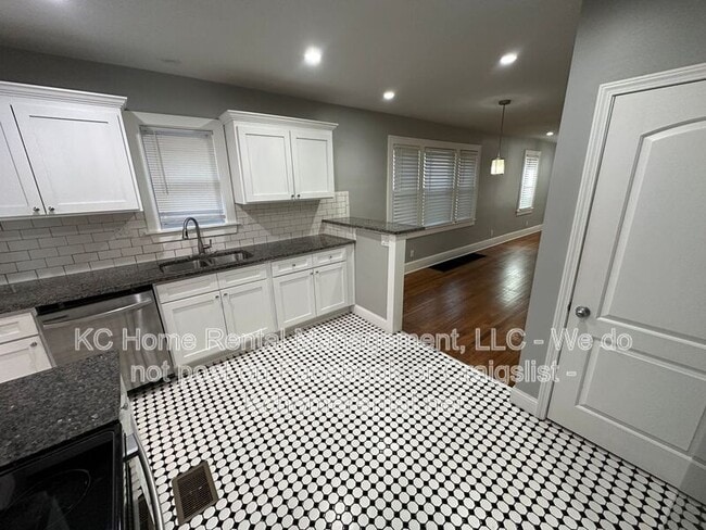 Building Photo - 2535 Charlotte St