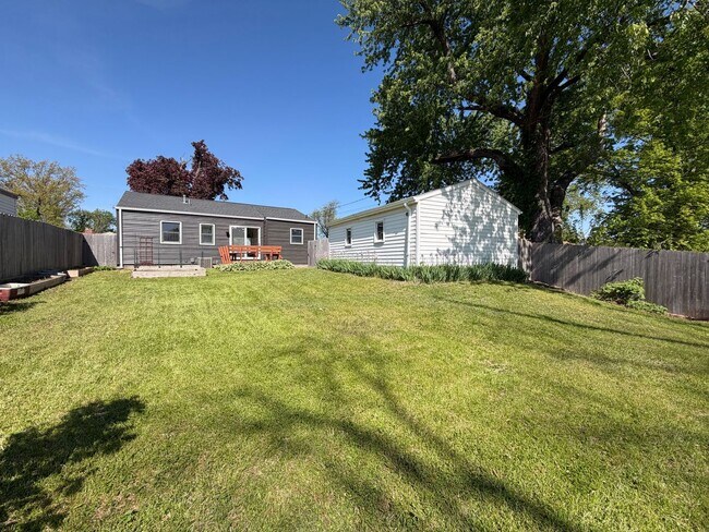 Building Photo - $1,450 | 2 Bedroom 1 Bath Home | Washer & Dryer | Garage