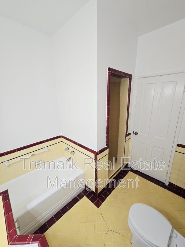 Building Photo - 410 E Harvard St
