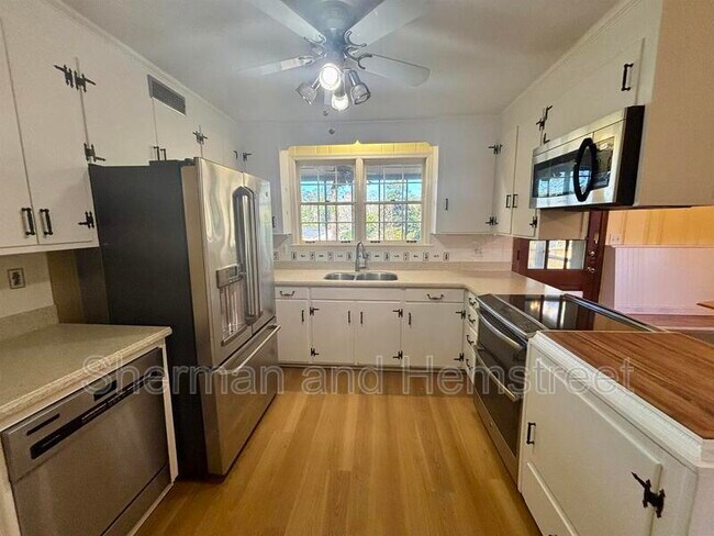 Building Photo - 807 Barrett Ln